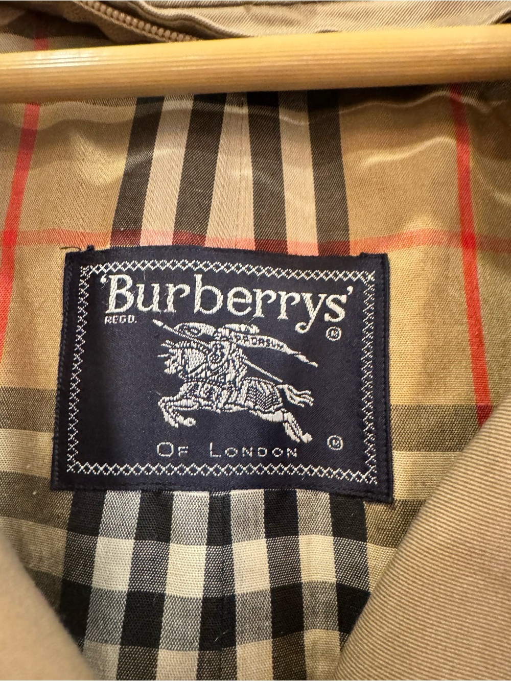 Incredible vintage Burberry Men's Beige Double-Breasted Trench Coat - Picture 2 of 14